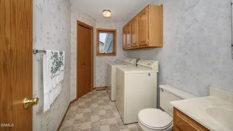 1401 4th Ave NE, Mandan, ND 58554 photo 15