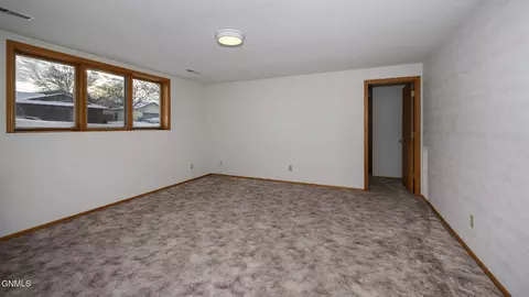 1401 4th Ave NE, Mandan, ND 58554 photo 25