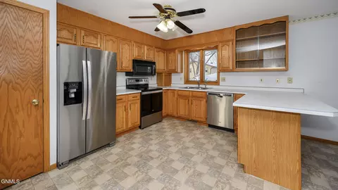 1401 4th Ave NE, Mandan, ND 58554 photo 9