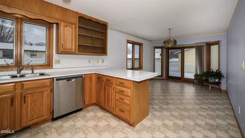 1401 4th Ave NE, Mandan, ND 58554 photo 11