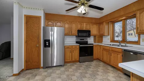 1401 4th Ave NE, Mandan, ND 58554 photo 10