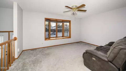1401 4th Ave NE, Mandan, ND 58554 photo 4