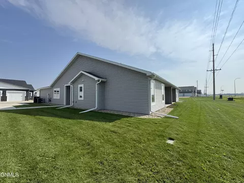 201 Kenner Loop, Bismarck, ND 58504 photo 14