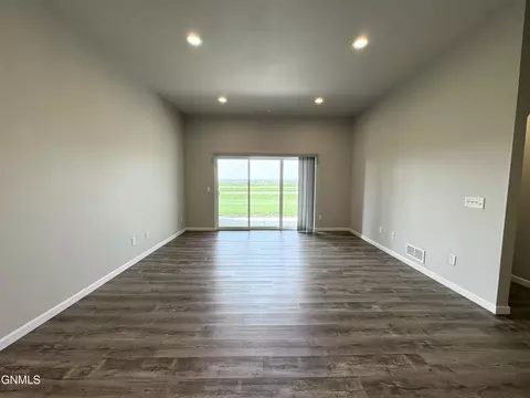 201 Kenner Loop, Bismarck, ND 58504 photo 5