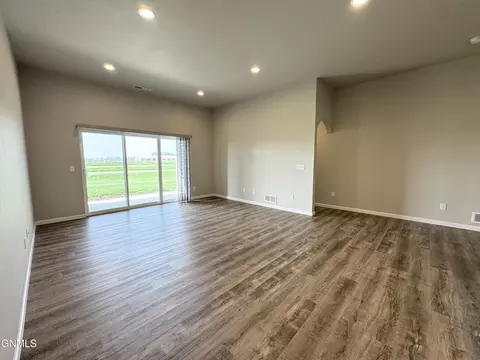 201 Kenner Loop, Bismarck, ND 58504 photo 27