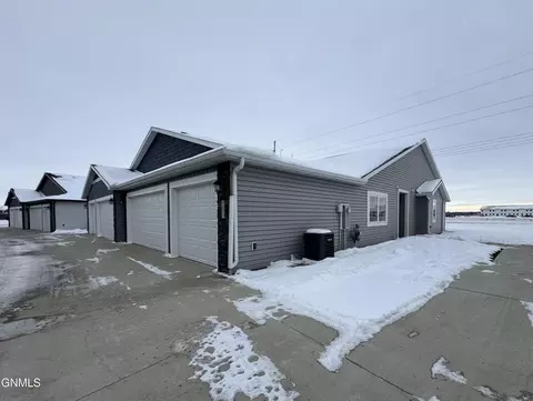 201 Kenner Loop, Bismarck, ND 58504 photo 11