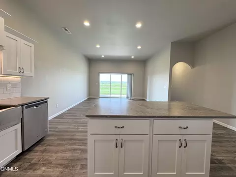201 Kenner Loop, Bismarck, ND 58504 photo 26