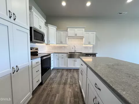 201 Kenner Loop, Bismarck, ND 58504 photo 20