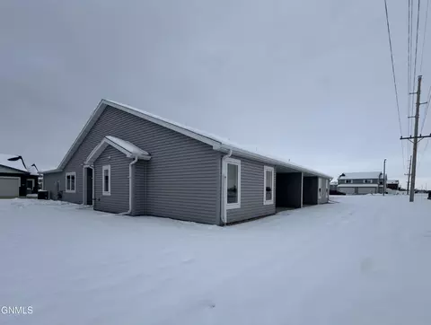 201 Kenner Loop, Bismarck, ND 58504 photo 2