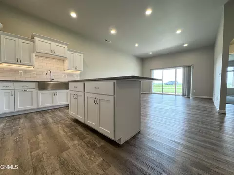 201 Kenner Loop, Bismarck, ND 58504 photo 25