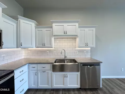201 Kenner Loop, Bismarck, ND 58504 photo 21