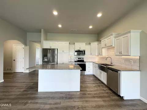 201 Kenner Loop, Bismarck, ND 58504 photo 4