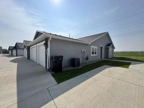 201 Kenner Loop, Bismarck, ND 58504 photo 13
