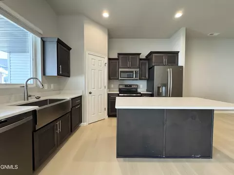 Kitchen - 110 Kenner Loop, Bismarck, ND 58504 photo 4 of 6
