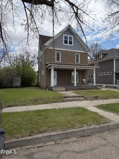 18 1st St NE, Crosby, ND 58730
