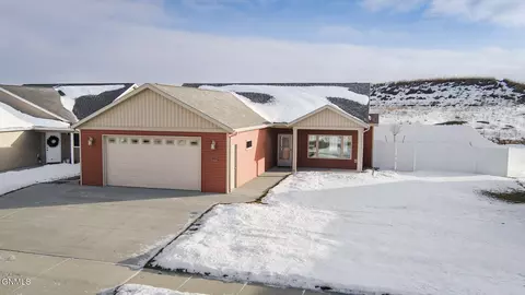2923 Armstrong St, Lincoln, ND 58504