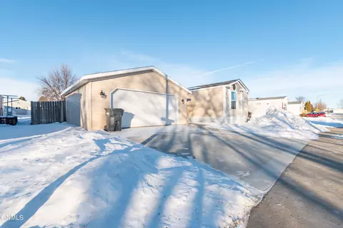 5018 Sumter Dr, Bismarck, ND 58503