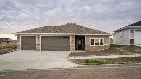 1101 Beretta St NW, Mandan, ND 58554