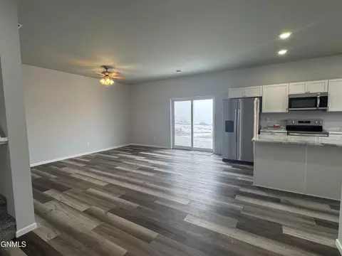 2902 30th Ave W, Williston, ND 58801 photo 5