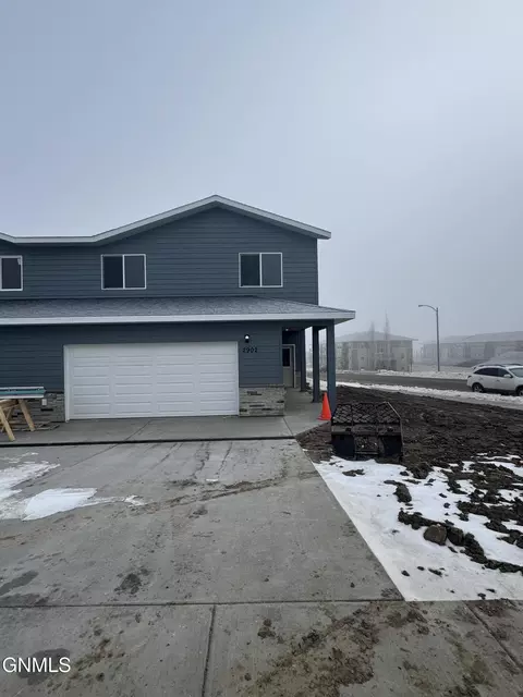 2902 30th Ave W, Williston, ND 58801 photo 2