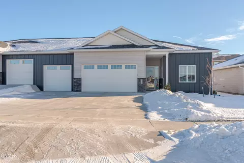 321 Calvert Dr, Bismarck, ND 58503
