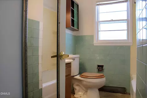 Bath - 1402 Main St S, Dickinson, ND 58601 photo 1 of 2