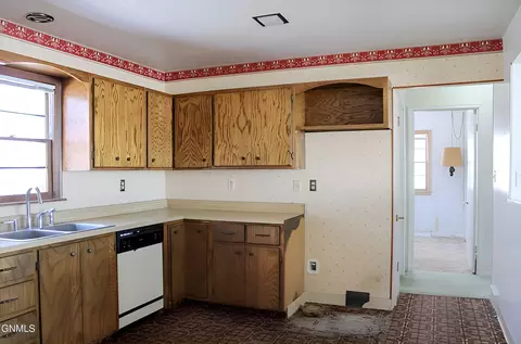 Kitchen - 1402 Main St S, Dickinson, ND 58601 photo 3 of 3