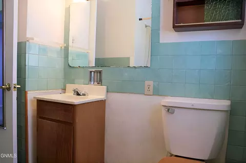 Bath - 1402 Main St S, Dickinson, ND 58601 photo 2 of 2