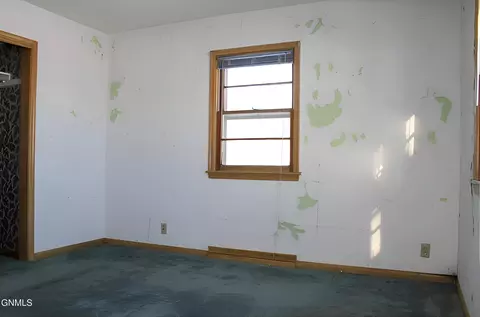 Bedroom - 1402 Main St S, Dickinson, ND 58601 photo 2 of 4