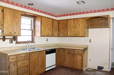 Kitchen - 1402 Main St S, Dickinson, ND 58601 photo 2 of 3
