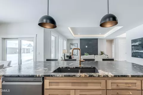 Kitchen - 3005 Peach Tree Dr, Bismarck, ND 58504 photo 7 of 10