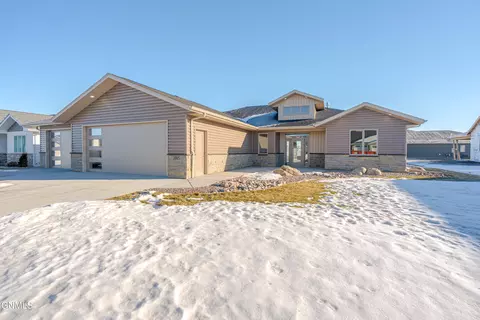 3005 Peach Tree Dr, Bismarck, ND 58504