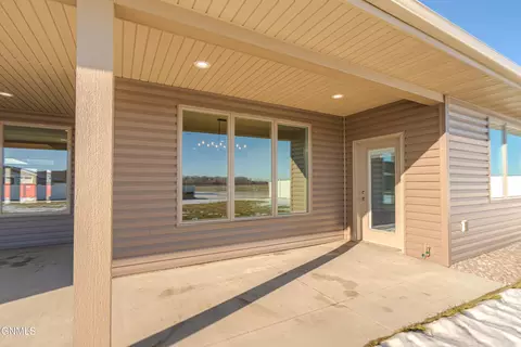 Exterior - 3005 Peach Tree Dr, Bismarck, ND 58504 photo 4 of 5