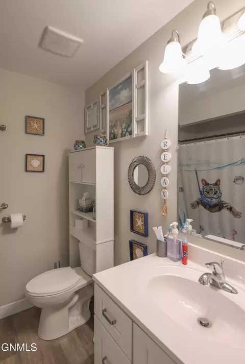 Bath - 1208 13th Ave W, Williston, ND 58801 photo 1 of 2