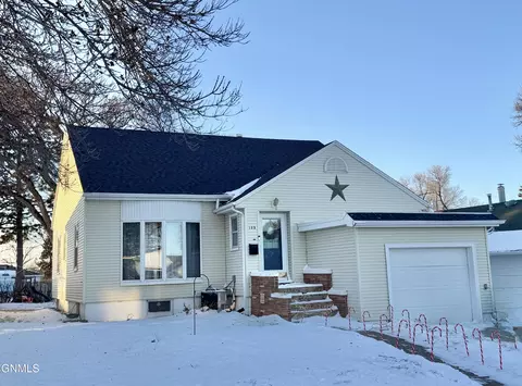 105 12th Ave NW, Mandan, ND 58554