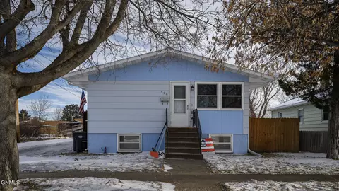 506 8th Ave SW, Mandan, ND 58554