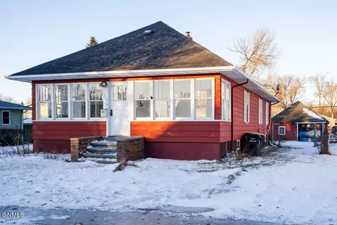 320 5th Ave SW, Jamestown, ND 58401