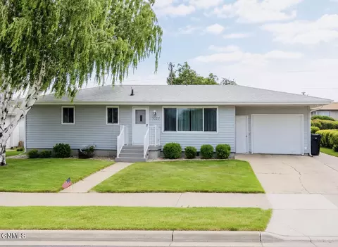 1737 9th St N, Bismarck, ND 58501