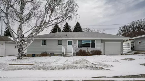 1737 9th St N, Bismarck, ND 58501
