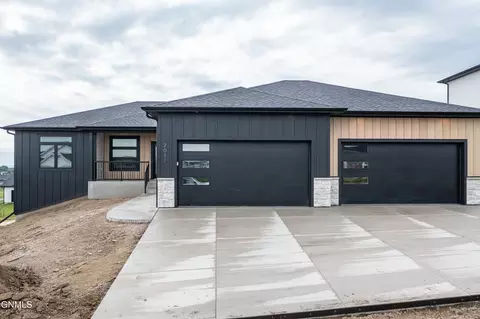 2011 Monarch Ave, Bismarck, ND 58503