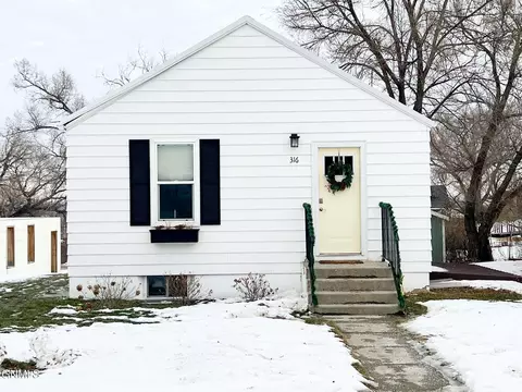 316 3rd St NW, Watford City, ND 58854
