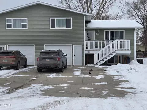 1222 Imperial Dr, Bismarck, ND 58504