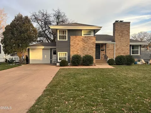 909 1st St N, Bismarck, ND 58501