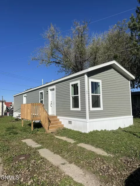 703 6th Ave SE, Mandan, ND 58554