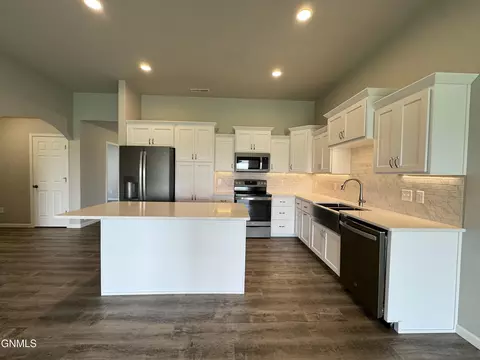109 Kenner Loop, Bismarck, ND 58504 photo 3