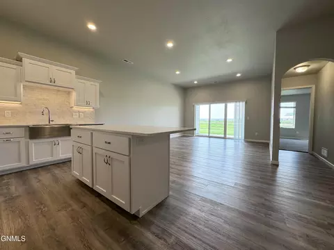 109 Kenner Loop, Bismarck, ND 58504 photo 4