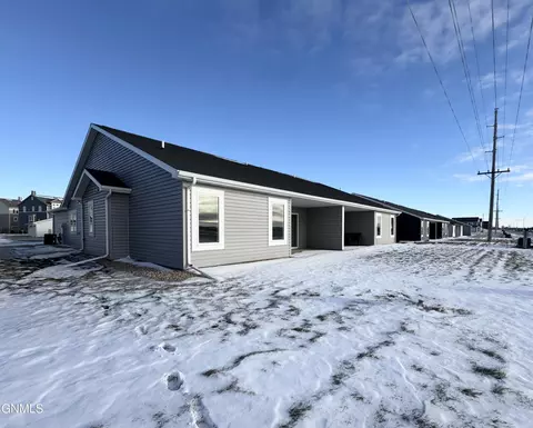 109 Kenner Loop, Bismarck, ND 58504 photo 2