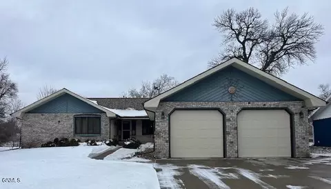 604 7th Street Loop NW, Jamestown, ND 58401