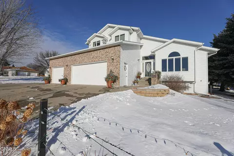 900 Mouton Ave, Bismarck, ND 58503