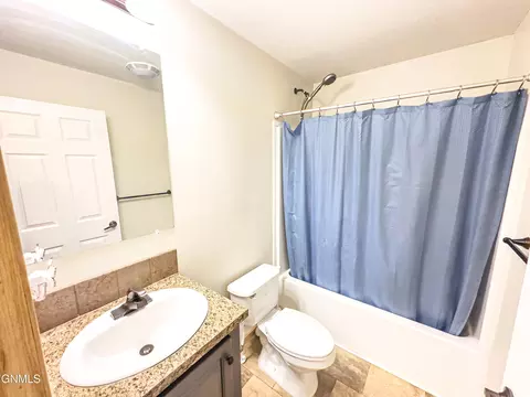 Bath - 3605 Long Branch Ave, Williston, ND 58801 photo 4 of 5